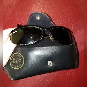 VINTAGE RAY BAN SUNGLASSES WITH CASE